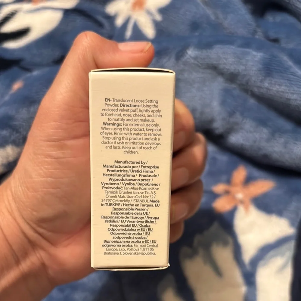 Farmasi Translucent Loose Powder in Cream Box